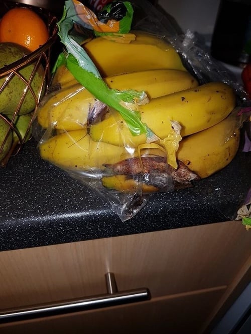 Toto našiel otec v balíčku banánov.