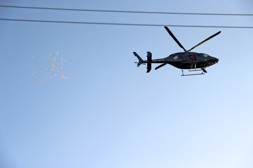 Nad hlavami svadobčanov krúžil vrtuľník.