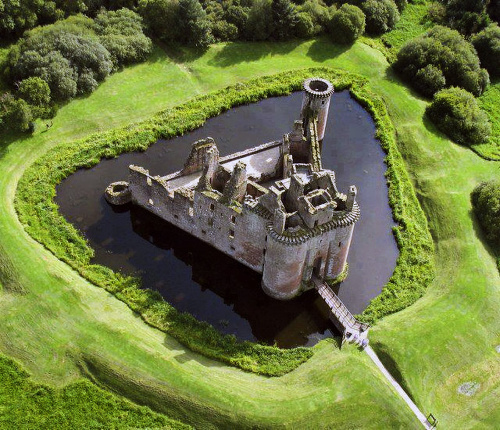 V minulosti chránili vodné priekopy hrady.