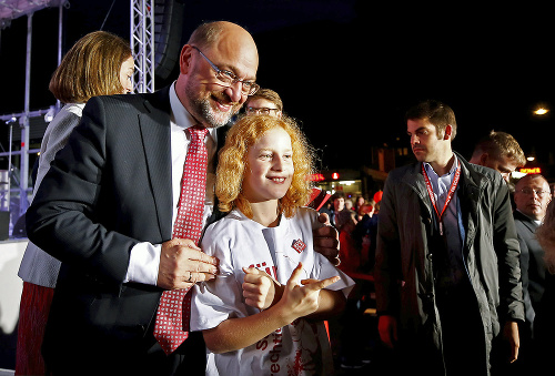 Martin Schulz za obľúbenou kancelárkou zaostáva.