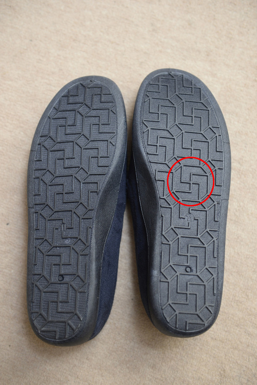 Papuče, na ktorých Sam našiel nacistický symbol.