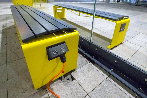Cestujúci majú možnosť využiť 20 lavičiek s elektrickou zásuvkou.