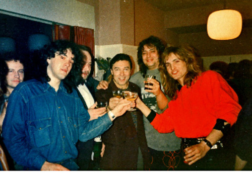 1990 - Členovia Tublatanky debatovali s Gottom pri drinkoch.