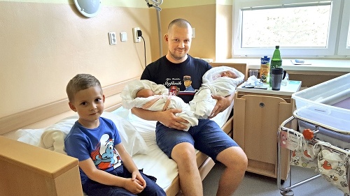 Šťastný otecko Radovan (33), jeho synček Radko (4) a narodené dvojičky.