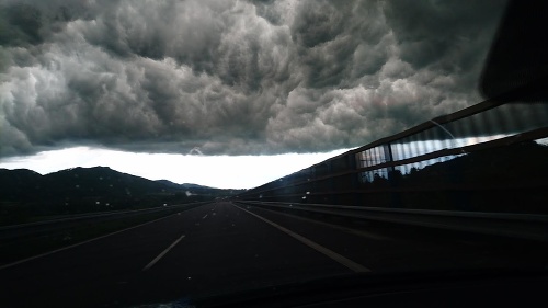 Ťažké oblaky nad R1 z Trnavy na Horehronie.