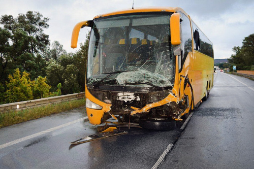 Mladej rodine sa stala osudná čelná zrážka s poľským autobusom.
