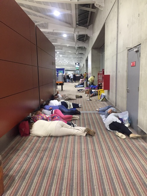Ľudia na letisku spali na zemi.