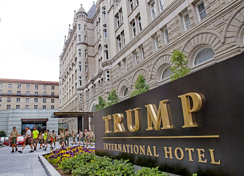 Trumpove hotely zamestnávajú stále viac cudzincov.