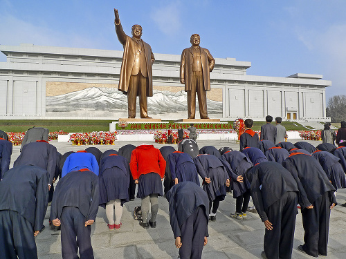 Úcta vodcom: Kim Ir-senovi a Kim Čong-ilovi sa musia klaňať aj turisti.