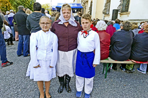 Anetka (9,) Michal (10) a  babička Lenka (68), Brodčany.