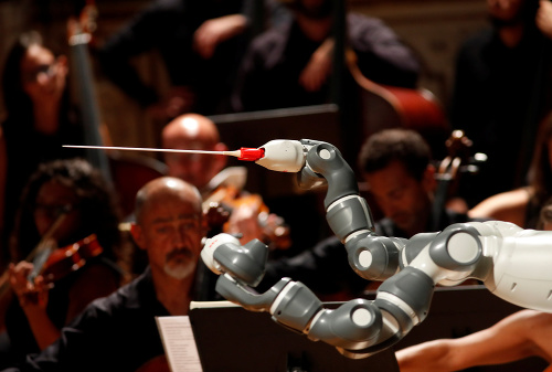 Koncert tenoristu Bocelliho s orchestrom dirigoval robot.