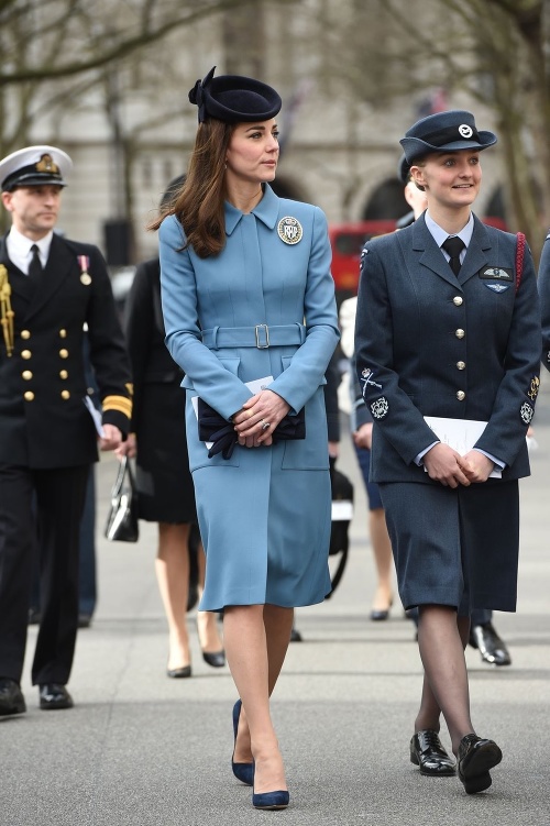 Kate si zvolila modrý kabár od známeho dizajnéra.
