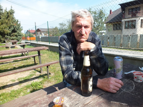 „Návšteva autora knihy o kanibalovi v našej obci nikomu nepomôže,“ myslí si Jozef Oravec (64) zo Sokoľa.
