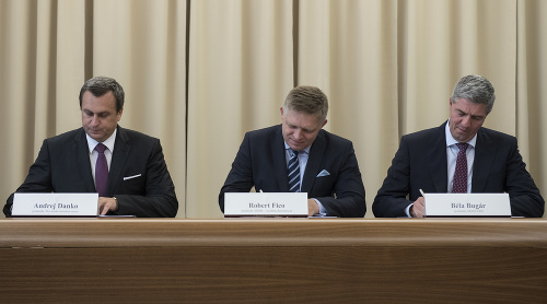 Na snímke sprava koaliční lídri Béla Bugár (Most-Híd), Robert Fico (Smer-SD) a Andrej Danko (SNS) podpísali dodatok ku koaličnej zmluve vo vládnom hoteli Bôrik.