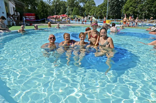 Mária (67) so svojími vnúčatami si príliš horúcu vodu vychutnávajú - Piešťany - bazén 39 stupňov