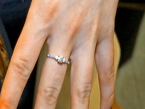Speváčke na ruke svieti zásnubný prsteň.