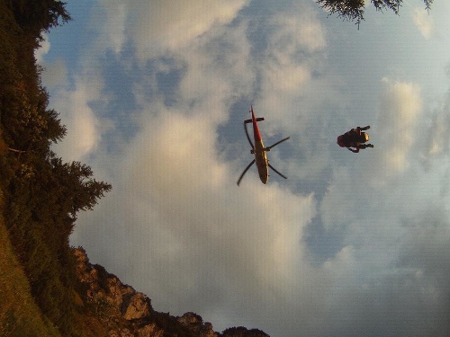 Zraneného turistu vrtuľníkom odviezli leteckí záchranári. 