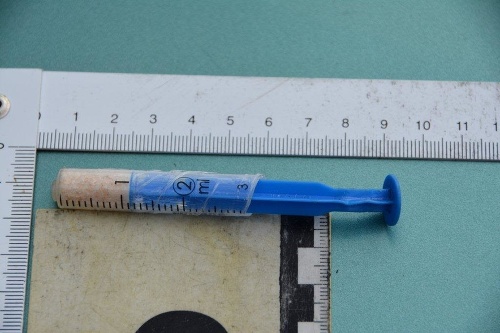 Injekčná striekačka, ktorú našli Grékovi v aute, skrývala drogu.