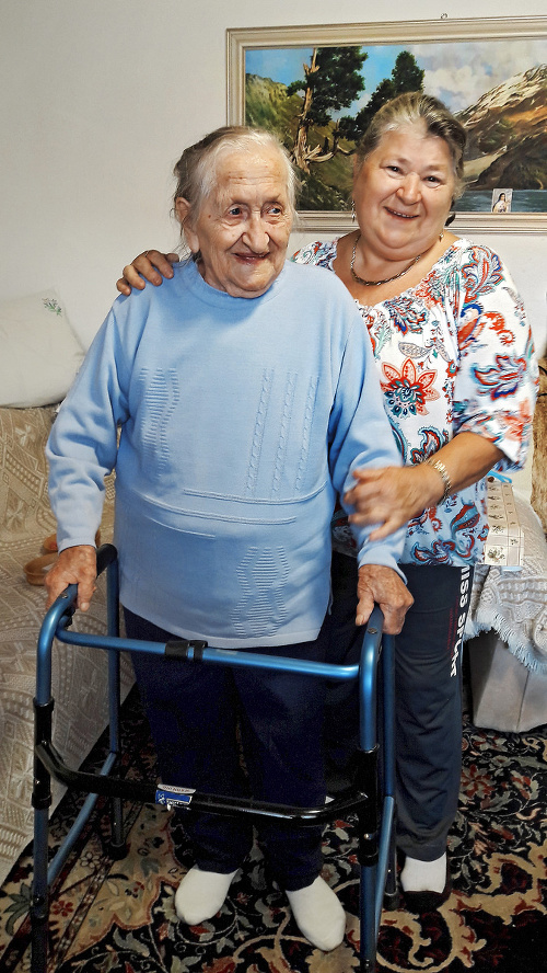 Babička Anna (106) so svojou milovanou dcérou Reginou (71) sa pri spoločných chvíľach veľa nasmejú.