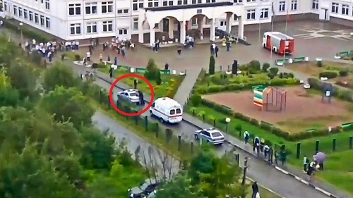 Utočníka Michaila policajti chytili pár metrov pred školou.