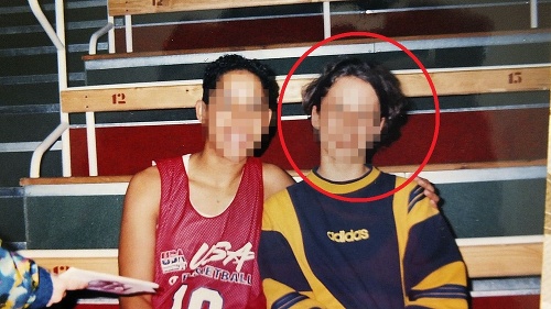 Rok 1999 - Počas základnej školy trénovala basketbal každý deň. Na fotografi i s kamarátkou z USA na zápase.