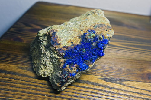 Azurit: Jeden z najznámejších minerálov medi. Krásnu vzorku našiel Evin priateľ Jozef.