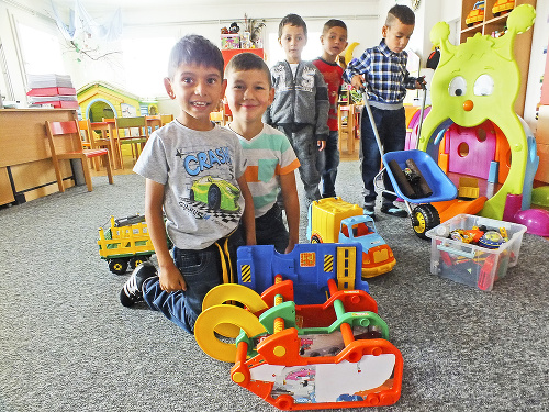 Ivan (5) a vedľa neho Ondrej (6) sa hrajú v hrabušickej kontajnerovej škôlke.