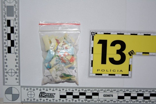 Policajti v Trnave našli papierové skladačky s drogami.