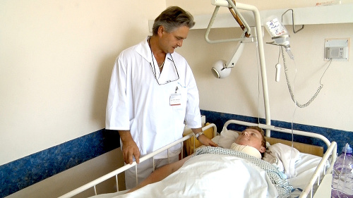 Šimon Kónya s pacientom po operáci