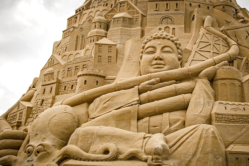 Obrí strážca:  Dielo tvorí aj  veľká socha Budhu.