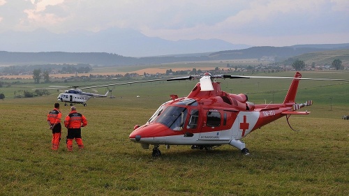 Vrtuľník Leteckej záchrannej služby Air Transport Europe a posádka čakajú na poli neďaleko obce Hrabušice.