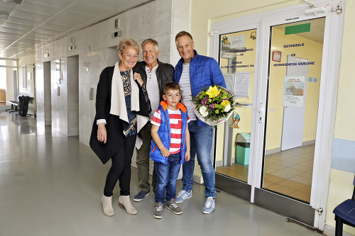 Bratislava - Ružinov, 02.05.2017, 14:15 hod. - Hrdý otec Švajda prišiel pozrieť čerstvú mamičku do nemocnice so synom Leom a rodičmi. 