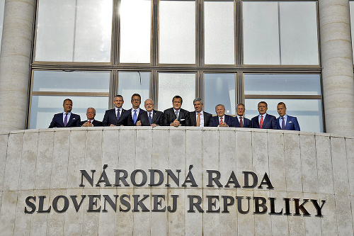Na balkóne Národnej rady sa zvečnili takmer všetci  jej súčasní aj bývalí predstavitelia.