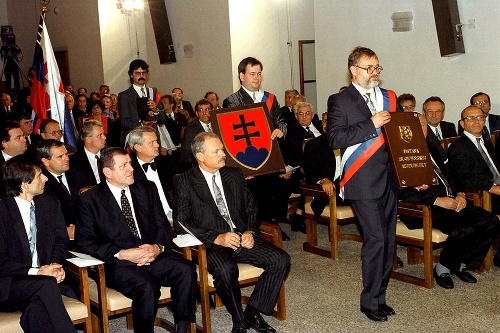 Za ústavu v roku 1992 hlasovalo 114 poslancov a podpísal ju Gašparovič s Mečiarom.
