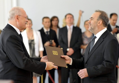 Prezident SR Ivan Gašparovič vymenoval 28. júna 2010 v Bratislave Vladimíra Balca za profesora. Na snímke mu odovzdáva menovací dekrét v odbore filmové umenie a multimédiá.