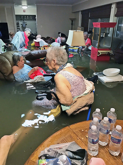 Dvadsaťtisícové mesto skončilo pod vodou. Zaplavené boli nemocnice aj domov dôchodcov.