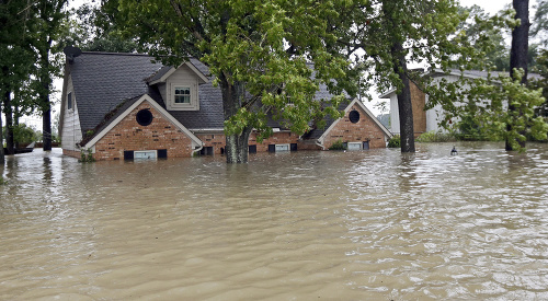 Ničivé záplavy nezastavili ani obytné domy. Celé ulice ostali pod vodou.
