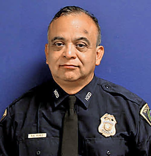 Texaský policajt Steve Perez (†  60).