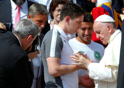 Futbalisti, ktorí nešťastie prežili, dostali požehnanie od Pápeža Františka.