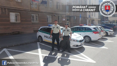 Policajti z Košíc, ktorí zachránili ženu viaciacu na parapetnej doske.