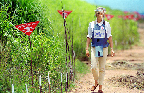 Míny: Lady Di slúžila ako dobrovoľníčka Červeného kríža uprostred mínových polí v Angole.