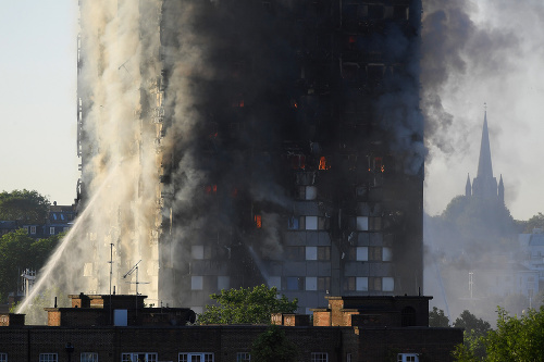 Hasiči zachraňujú ľudí z horiaceho mrakodrapu v Londýne.