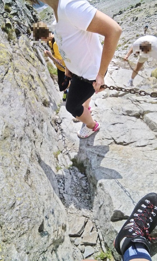 Bystrá lávka: Žene v gumených šľapkách a tenkom oblečení museli v náročnom teréne pomáhať ďalší turisti.