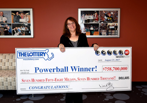Výhru vo výške 642,6 milióna eur, ktorá vzišla zo stredajšieho žrebovania americkej lotérie Powerball, získala 53-ročná žena z  mesta Chicopee v  štáte Massachusetts. 