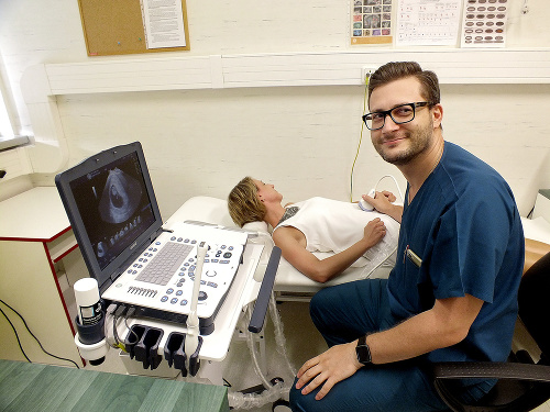  Primár Erik Dosedla vyšetruje v Šaci  pacientku na novom mobilnom  ultrazvuku.