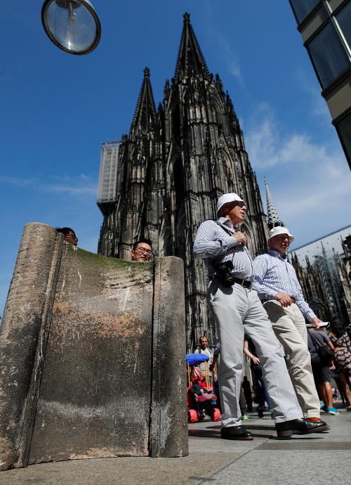 Po plánovanom útoku na Sagrada di Familia sa v Kolíne rozhodli zátarasami ochrániť slávnu katedrálu.