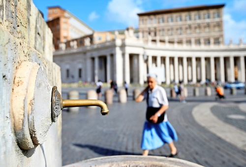 Turisti v Ríme boli zvyknutí na pitnú vodu priamo z fontán.