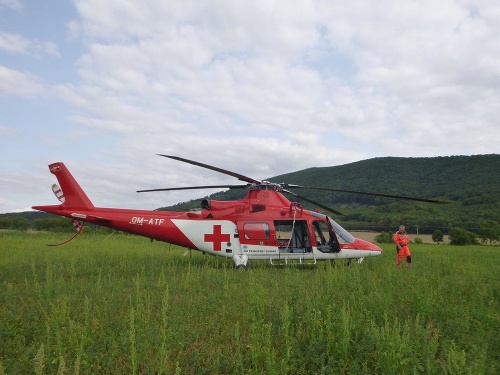 Zraneného paraglajdistu ratovali leteckí záchranári. 