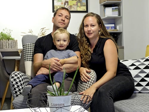 Spokojná rodina Bielekovcov - Barbora (29) s manželom Štefanom (37) a ich synom Viliamom (1) v obývačke.