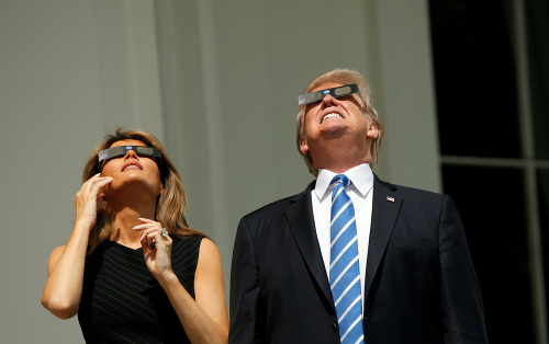 Po upozornení si zobral prezident aj okuliare a nebeské divadlo si užil. 